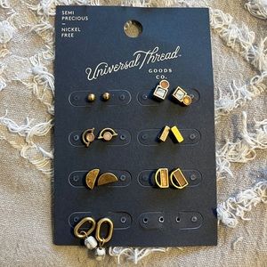 7 pairs of earrings - never been worn